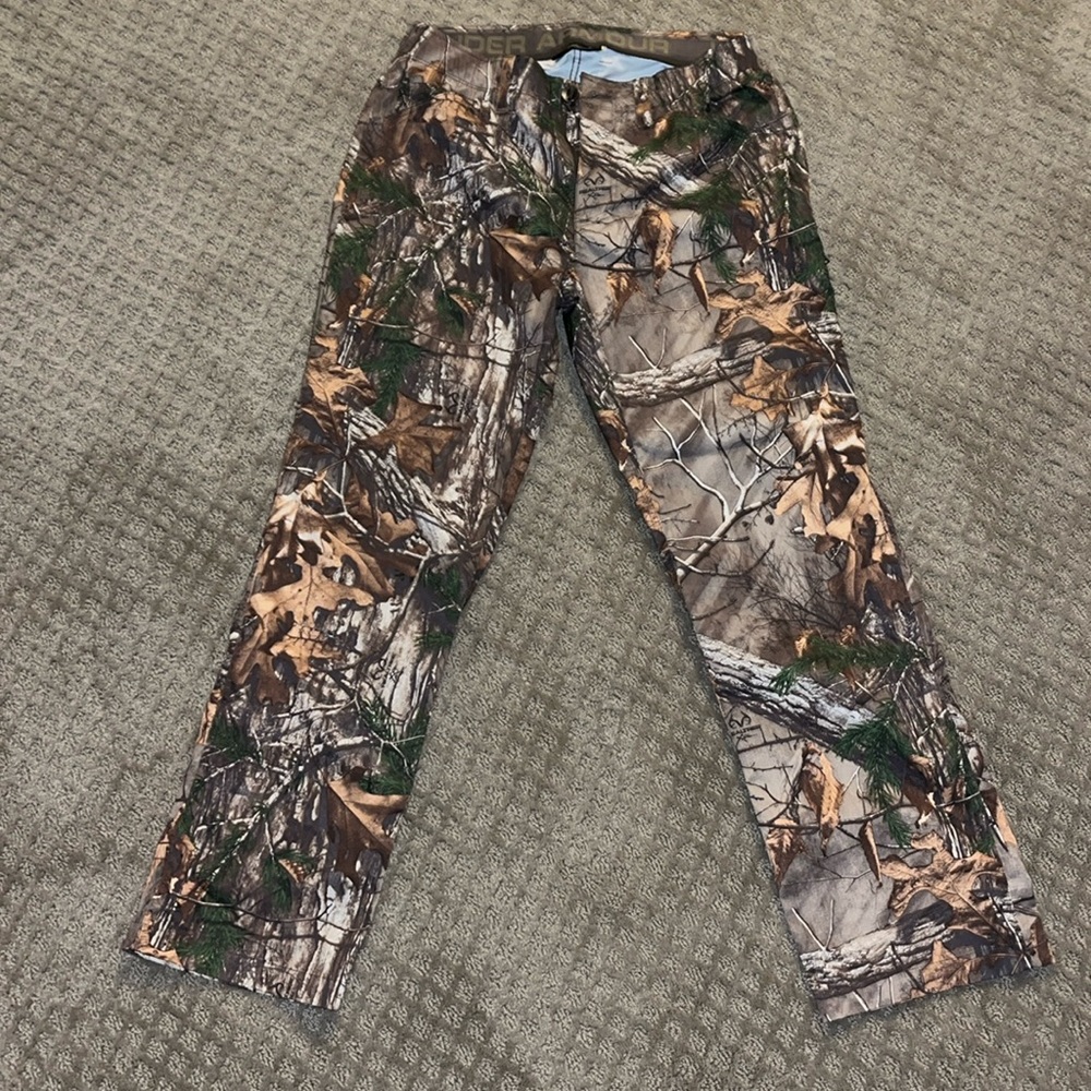 Men’s Under Armour camo pants.